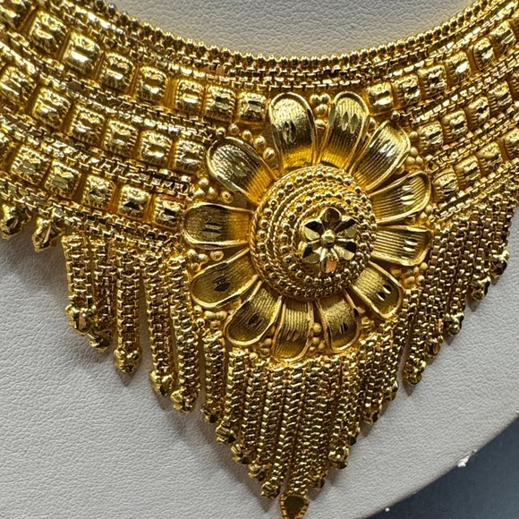 Bollywood Indian Gold Tone Necklace and Earring Set - Picture 2 of 6